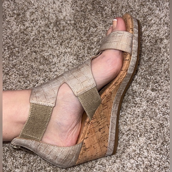 Donald J Pliner Wedge Sandal - Picture 11 of 13